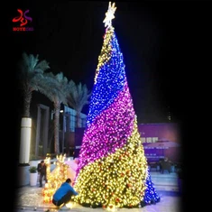 Gran arbre de Nadal gegant a l'aire lliure