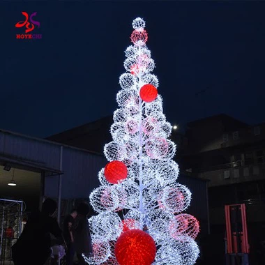 Arbre de Nadal de bola de llum LED a l'aire lliure